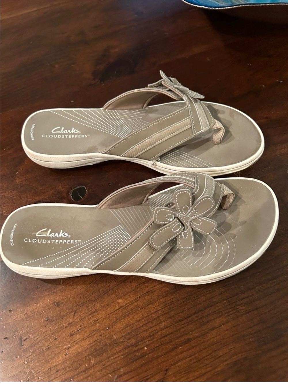 Clarks Cloudsteppers Taupe Floral Slip On Flip Flop Style Sandals